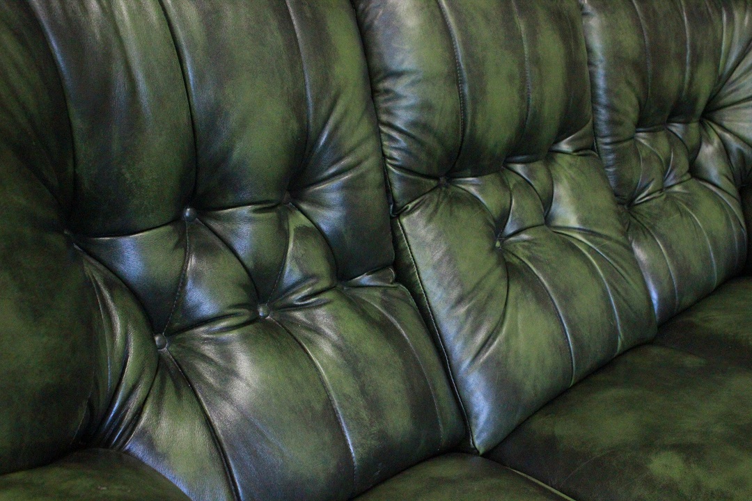 Divano Chesterfield bergere 3 posti in pelle verde chiaro (380) – Divani  originali Chesterfield Brescia vendita e noleggio